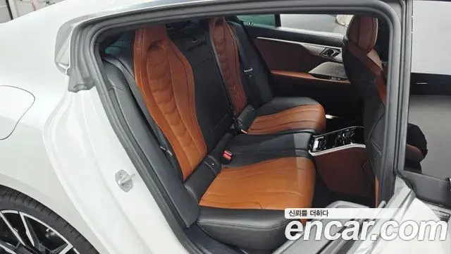 BMW 8 Series 2024 — Şəkil 19/36