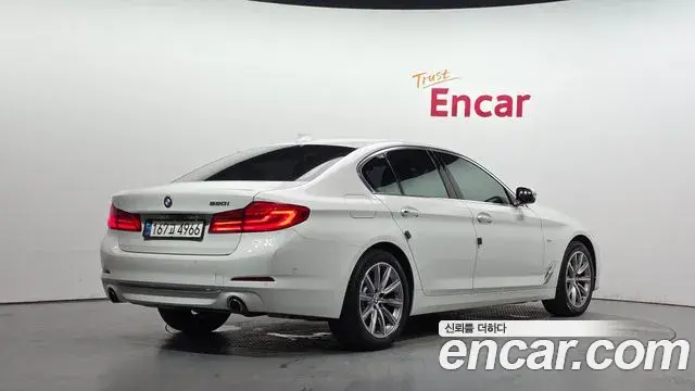 BMW 5 Series 2018 — ფოტო 15/20
