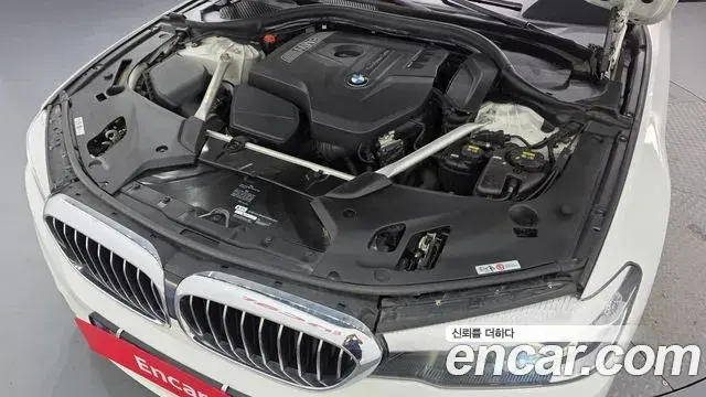 BMW 5 Series 2018 — ფოტო 18/20