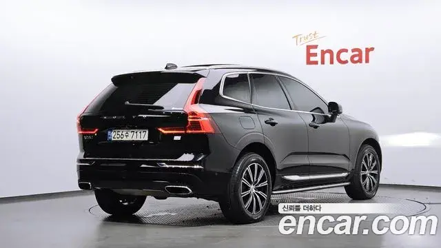 Volvo XC60 2021 — ფოტო 16/20