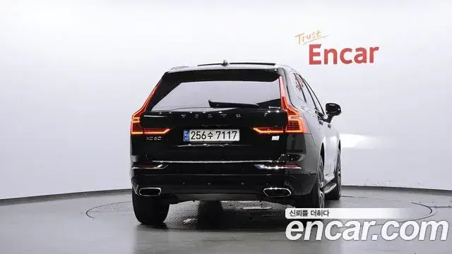 Volvo XC60 2021 — ფოტო 4/20