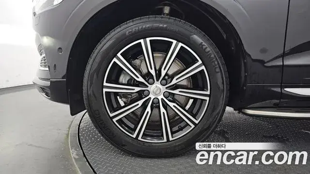 Volvo XC60 2021 — ფოტო 7/20