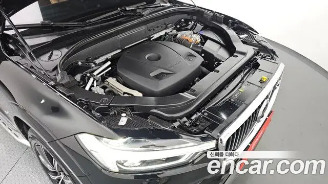 Volvo XC60 2021 — ფოტო 1/20