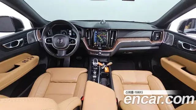 Volvo XC60 2021 — ფოტო 17/20