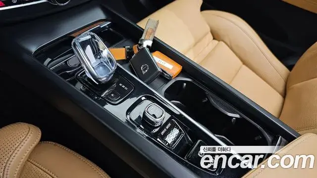 Volvo XC60 2021 — ფოტო 15/20