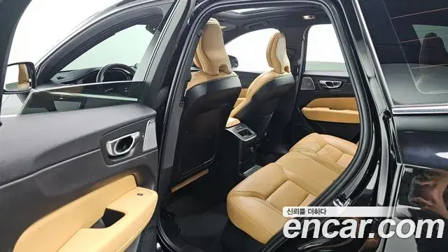 Volvo XC60 2021 — ფოტო 19/20