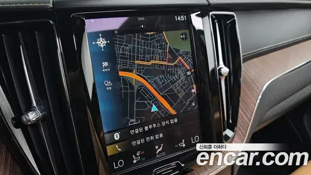 Volvo XC60 2021 — ფოტო 13/20