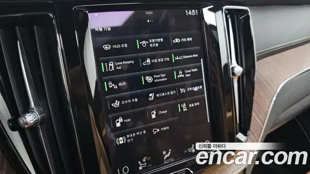 Volvo XC60 2021 — ფოტო 8/20