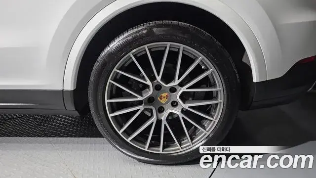 Porsche Cayenne 2022 — Şəkil 17/34