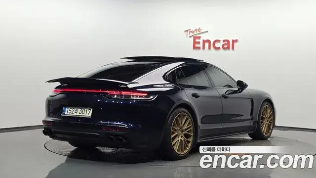 Porsche Panamera 2022 — ფოტო 12/33