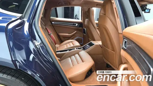 Porsche Panamera 2022 — ფოტო 31/33