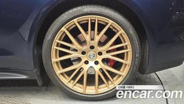 Porsche Panamera 2022 — ფოტო 24/33