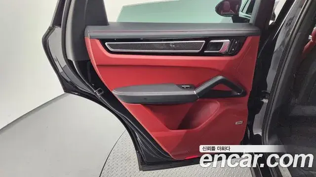 Porsche Cayenne 2019 — Şəkil 33/34