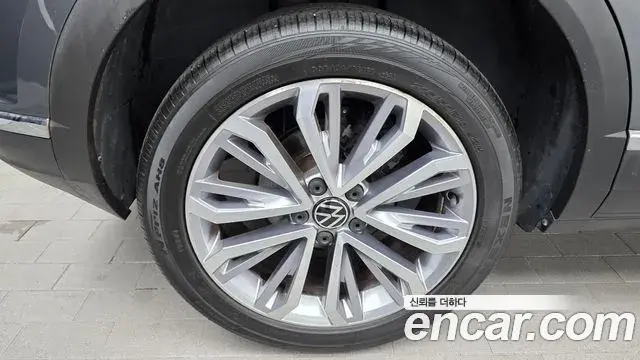 Volkswagen T-Roc 2021 — Şəkil 28/32