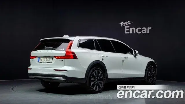 Volvo V60 Cross Country 2023 — Фото 2/20
