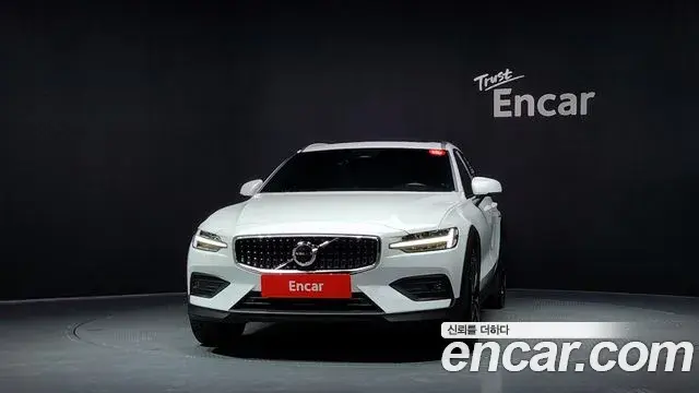 Volvo V60 Cross Country 2023 — Фото 3/20