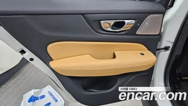 Volvo V60 Cross Country 2023 — Photo 21/34