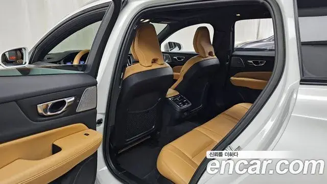 Volvo V60 Cross Country 2023 — Photo 17/34