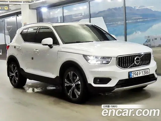 Volvo XC40 2022 — Photo 1/20