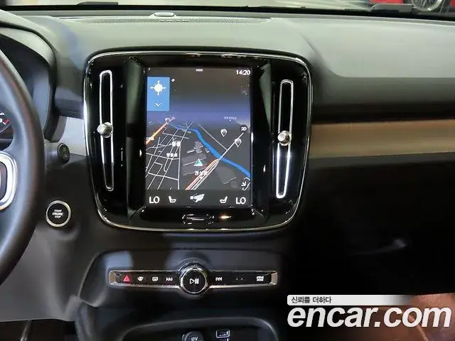 Volvo XC40 2022 — Photo 18/20