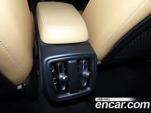 Volvo XC40 2022 — Photo 12/20