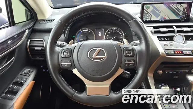 Lexus NX300h 2021 — Photo 35/38