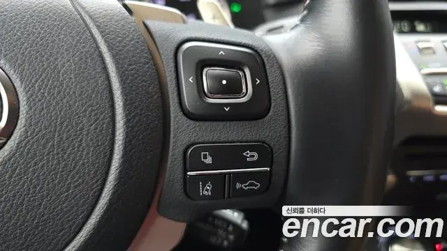 Lexus NX300h 2021 — Photo 6/38