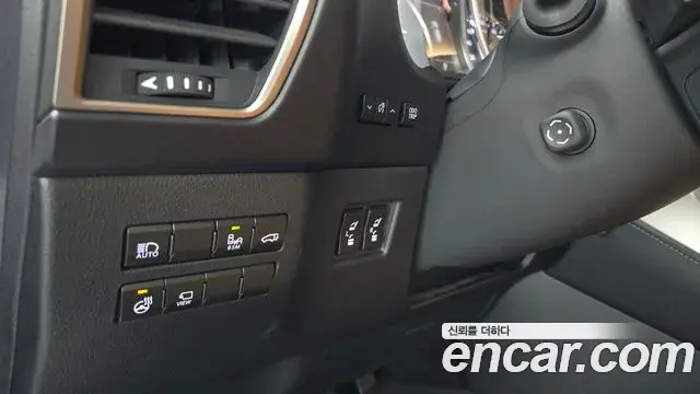 Lexus NX300h 2021 — Photo 13/38