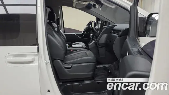 Hyundai Staria 2022 — Photo 6/35