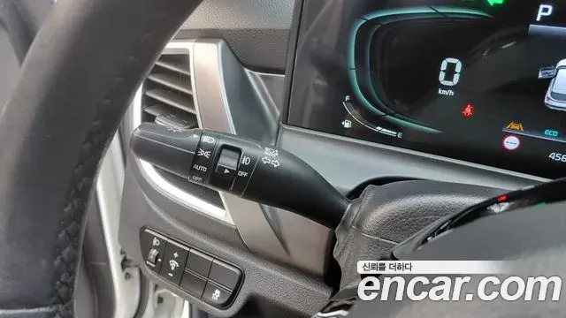 Kia Seltos 2023 — Şəkil 12/30