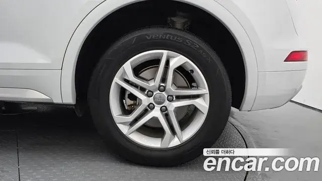 Audi Q5 2020 — Şəkil 18/33