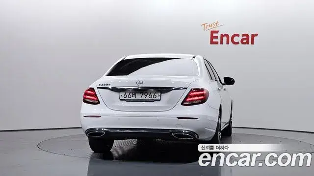 Mercedes-Benz E-Class 2018 — Photo 12/20