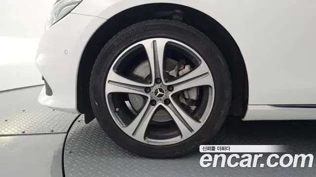 Mercedes-Benz E-Class 2018 — Photo 1/20