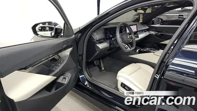 BMW 5 Series 2025 — ფოტო 23/36