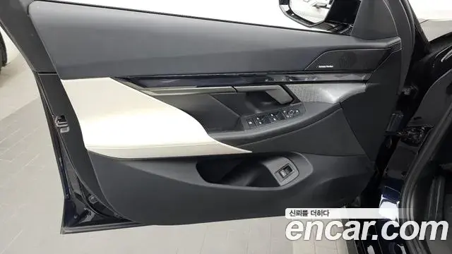 BMW 5 Series 2025 — ფოტო 20/36