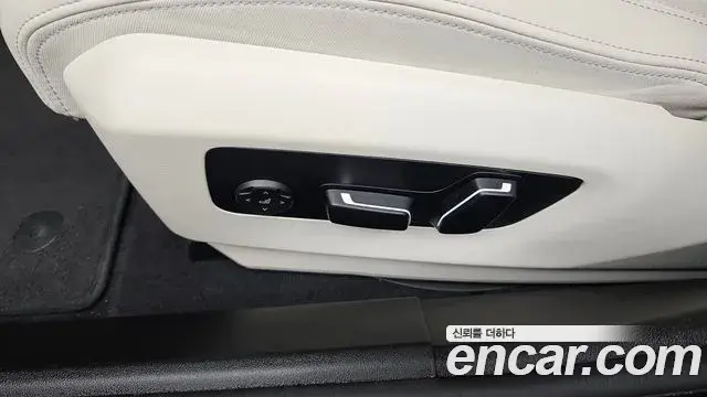 BMW 5 Series 2025 — ფოტო 28/36