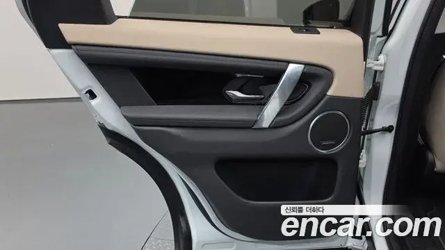 Land Rover Discovery Sport 2022 — ფოტო 18/37