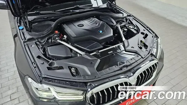 BMW 5 Series 2023 — Şəkil 12/31