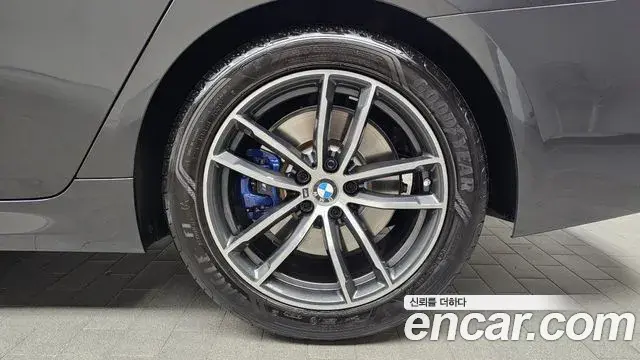 BMW 5 Series 2023 — Şəkil 28/31