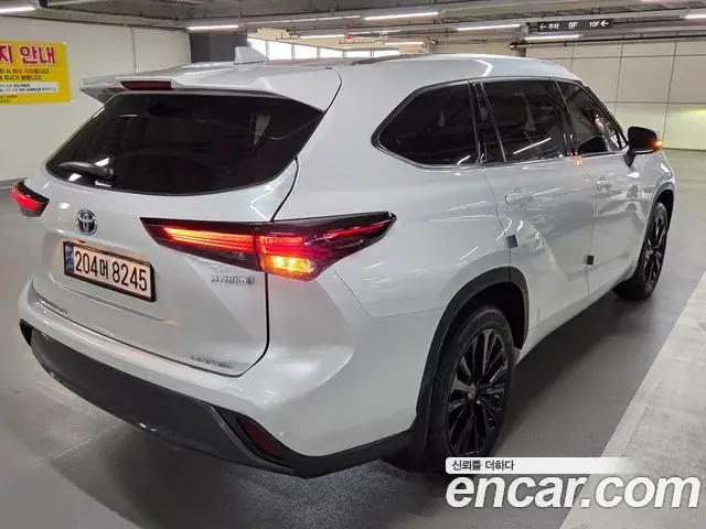 Toyota Highlander 2024 — ფოტო 16/20