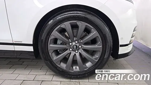 Land Rover Range Rover Velar 2018 — ფოტო 28/35