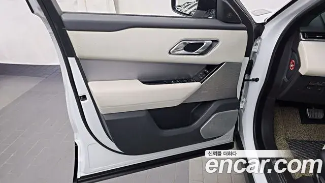 Land Rover Range Rover Velar 2018 — ფოტო 23/35
