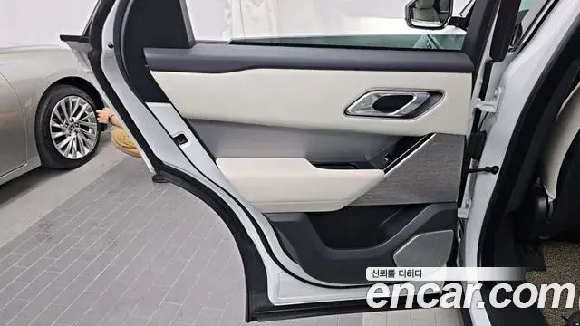 Land Rover Range Rover Velar 2018 — ფოტო 12/35