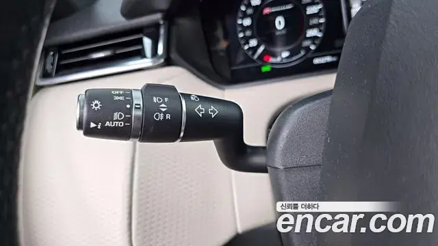 Land Rover Range Rover Velar 2018 — ფოტო 25/35