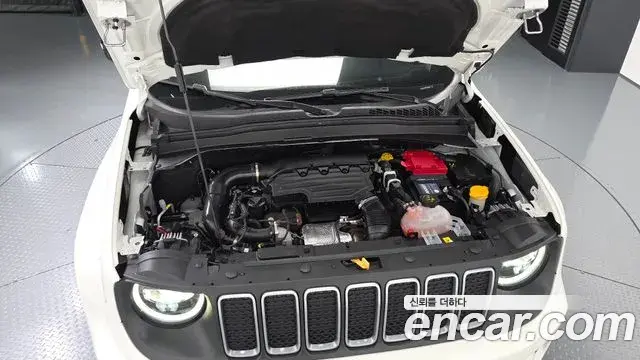Jeep Renegade 2023 — ფოტო 32/33