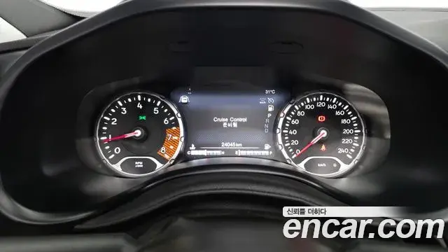 Jeep Renegade 2023 — ფოტო 25/33