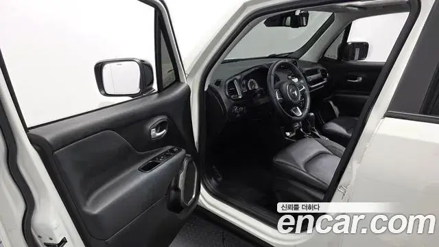 Jeep Renegade 2023 — ფოტო 19/33