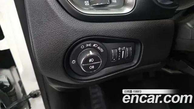Jeep Renegade 2023 — ფოტო 11/33