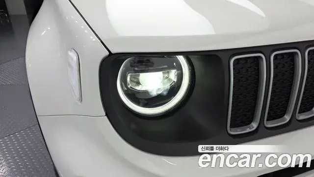 Jeep Renegade 2023 — ფოტო 20/33