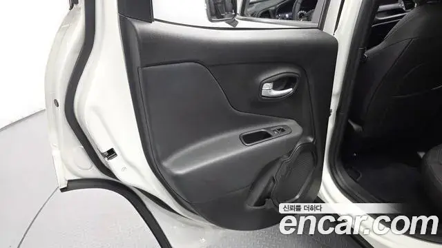 Jeep Renegade 2023 — ფოტო 16/33